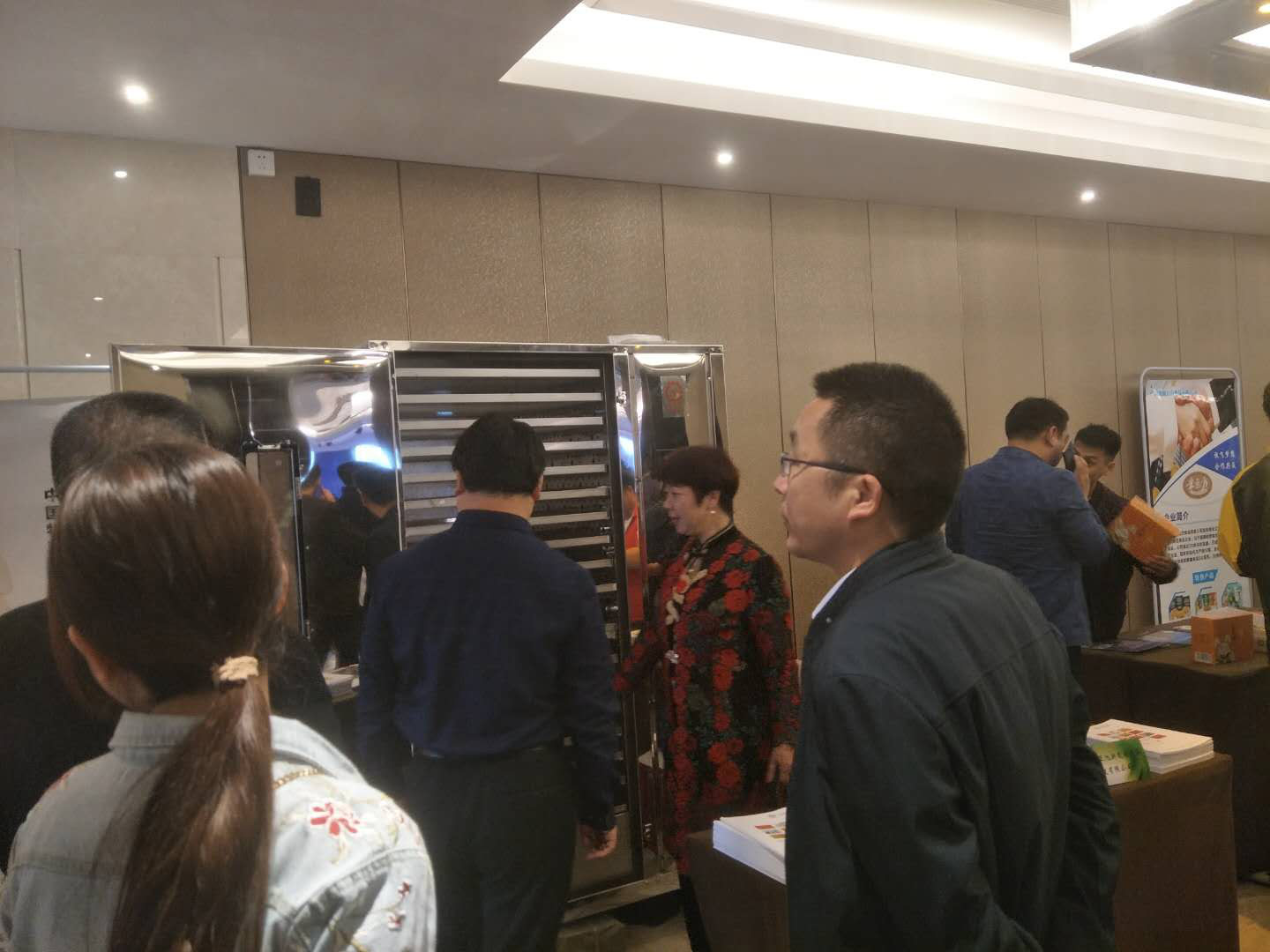 参观正旭热泵烘干机组 参观正旭热泵烘干机组